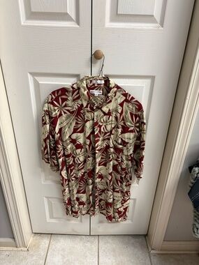 Bundle of 3 shirts
Large Tropical Print Button-Down Shirt